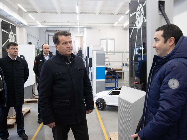 Ильсур Метшин посетил предприятие по производству зарядных станций для электромобилей