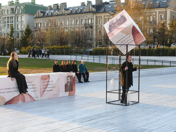 В парке &laquo;Черное озеро&raquo; артисты Кариевского театра представили перформанс &laquo;Многоликий Тукай&raquo;