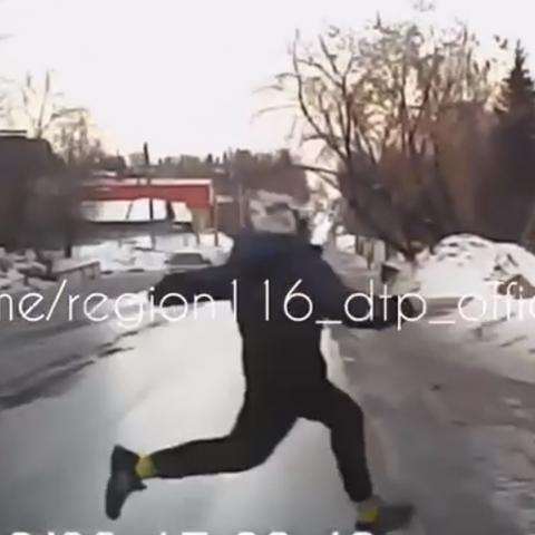 Опасное развлечение: бугульминские школьники бросаются под колеса машин (ВИДЕО)