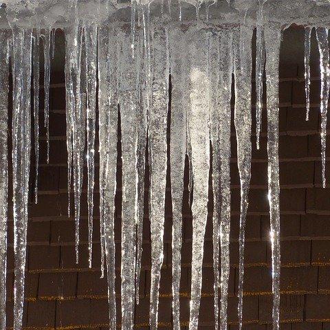 В Перми 15-летняя школьница умерла после падения на нее наледи с крыши жилого дома