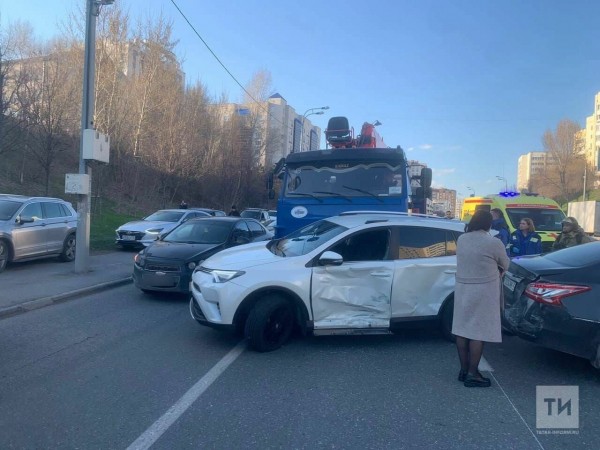 В центре Казани произошло массовое ДТП с участием более 10 машин (ВИДЕО) 