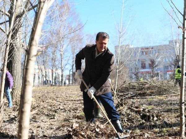 Ильсур Метшин вышел на уборку зеленой зоны вдоль улицы Танковой
