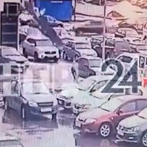 В Нижнекамске улетевший от сильного ветра забор повредил 6 машин (ВИДЕО) В Нижнекамске улетевший от сильного ветра забор повредил 6 машин (ВИДЕО)