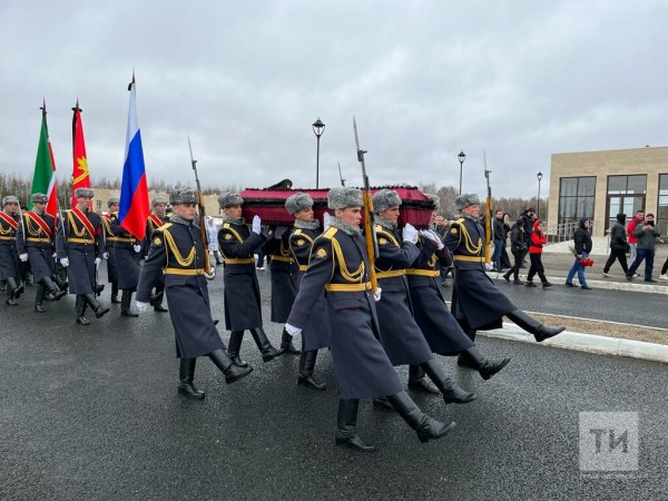 В Татарстане похоронили погибшего на Украине Героя России Дамира Гилемханова (ФОТО)