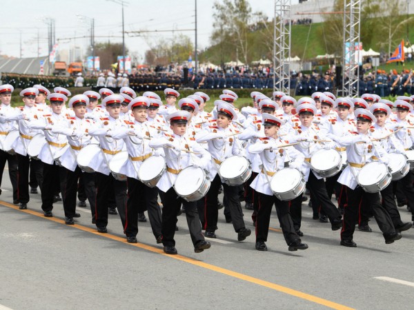 Казань празднует Победу: вокальный дуэт Дюжева и Калимуллиной, реконструкция парада 1945 года, тысячный хор и салют
