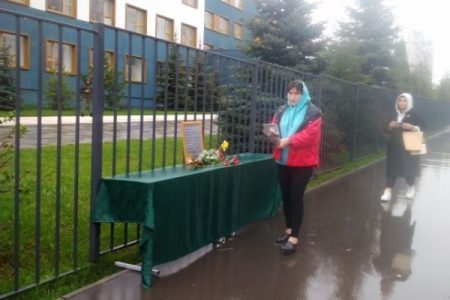Год трагедии в гимназии: родные погибших собрались на территории школы