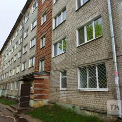 Неизвестный поджег квартиру в жилом доме в Казани, пожарные спасли пятерых жильцов (ФОТО)