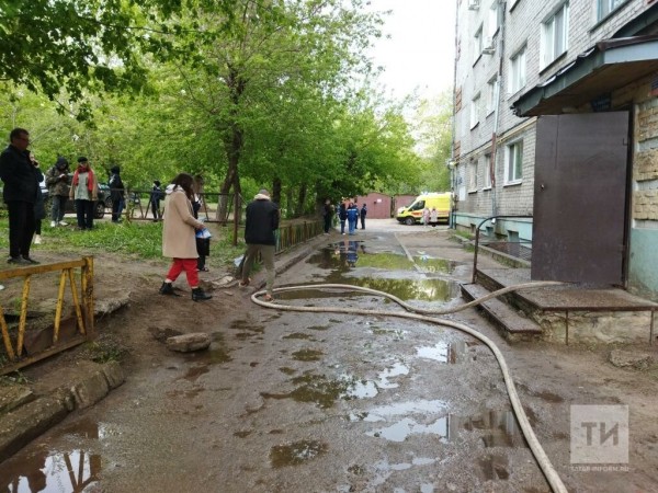 Неизвестный поджег квартиру в жилом доме в Казани, пожарные спасли пятерых жильцов (ФОТО)