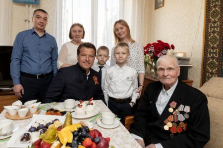 И.Метшин поздравил ветерана Великой Отечественной войны Петра Кильганова с наступающим Днем Победы