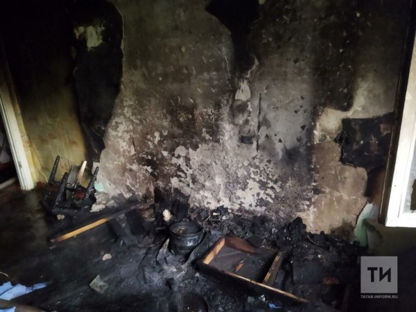 Неизвестный поджег квартиру в жилом доме в Казани, пожарные спасли пятерых жильцов (ФОТО)