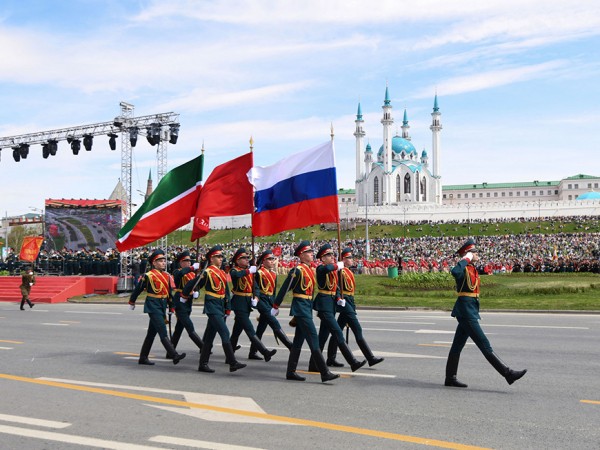 Казань празднует Победу: вокальный дуэт Дюжева и Калимуллиной, реконструкция парада 1945 года, тысячный хор и салют