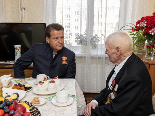 И.Метшин поздравил ветерана Великой Отечественной войны Петра Кильганова с наступающим Днем Победы