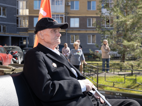 И.Метшин поздравил ветерана Великой Отечественной войны Петра Кильганова с наступающим Днем Победы