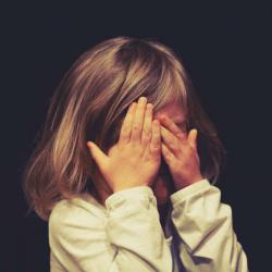 Трехлетняя девочка сбежала из дома после ссоры родителей, ее нашли прохожие