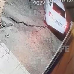 Дом провалился под землю и утянул за собой авто с водителем (ВИДЕО) 