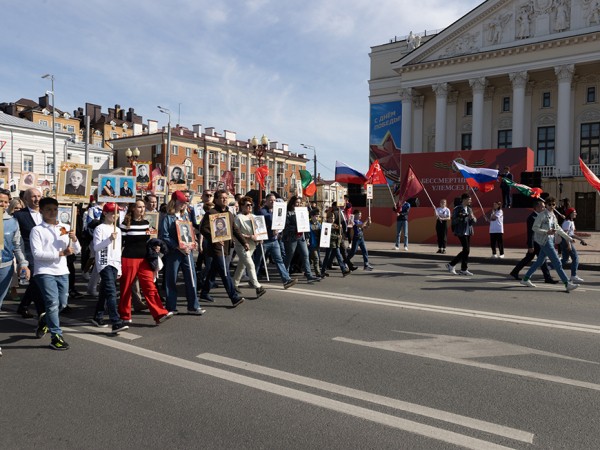 170 тысяч человек прошли по улицам Казани в строю &laquo;Бессмертного полка&raquo;