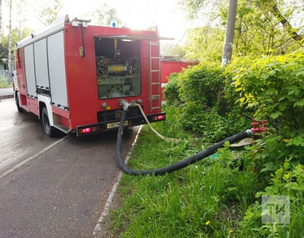 Неизвестный поджег квартиру в жилом доме в Казани, пожарные спасли пятерых жильцов (ФОТО)