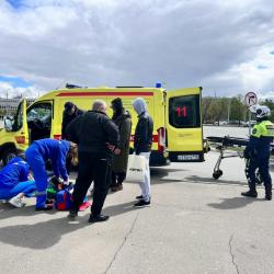 В центре Казани легковушка сбила зрителя мотопробега