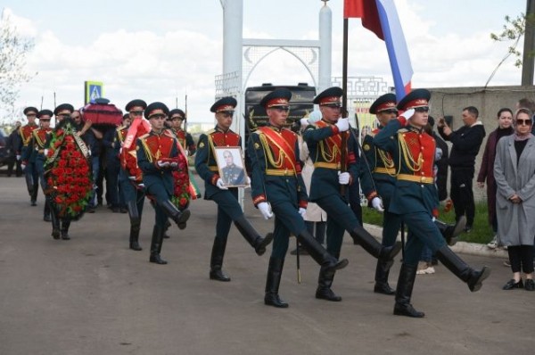 Погибшего в Украине военного похоронили на Молодежном кладбище в Челнах