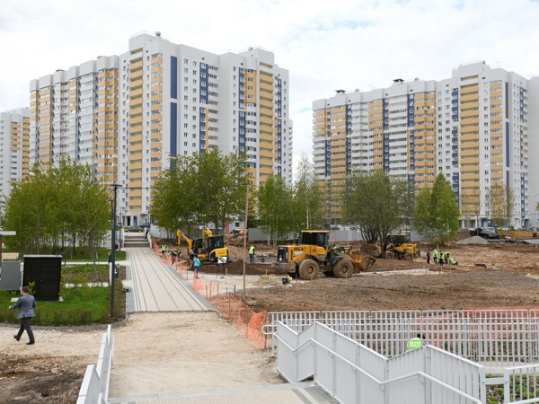 Сухой фонтан, 400 деревьев и озеро с пирсом: парк в «Салават Купере» будет готов к сентябрю Сухой фонтан, 400 деревьев и озеро с пирсом: парк в «Салават Купере» будет готов к сентябрю