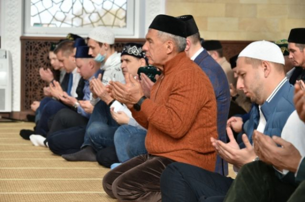 Минниханов принял участие в праздничном намазе в новой мечети