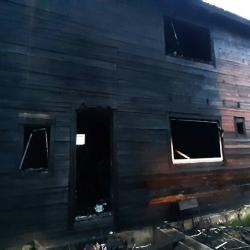 Восьмилетняя девочка спаслась из горящего дома, где погибли ее родители