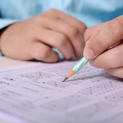 В Татарстане микронаушник застрял у подростка в ухе во время экзамена В Татарстане микронаушник застрял у подростка в ухе во время экзамена