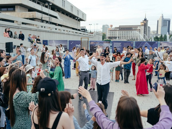 500 казанцев обучились татарскому танцу &laquo;Ярмәк вагы&raquo;