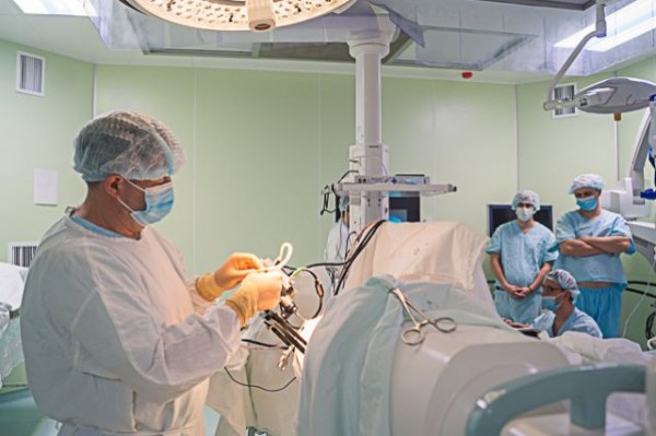 Врачи в Татарстане спасли ребенка, у которого в кишечнике застрял нектарин