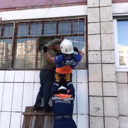 Казанец пытался залезть в квартиру через балкон и застрял в решетке