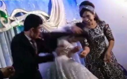 Жених ударил невесту на свадьбе за то, что она выиграла в конкурсе Жених ударил невесту на свадьбе за то, что она выиграла в конкурсе