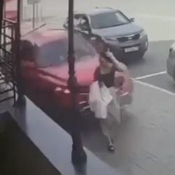 В Казани автомобиль залетел на тротуар и сбил девушку (ВИДЕО) В Казани автомобиль залетел на тротуар и сбил девушку (ВИДЕО)