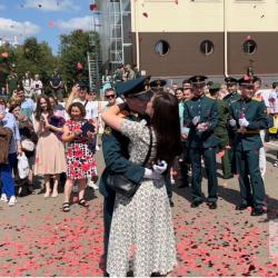 Выпускник Казанского танкового училища на вручении дипломов сделал предложение любимой (ВИДЕО) 