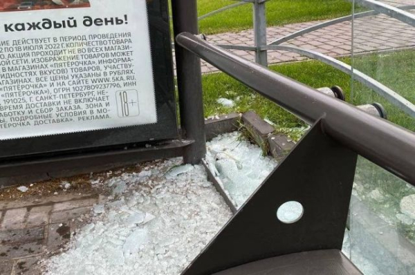 Вандалы вдребезги разбили остановку около Казанского кремля