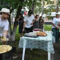 Татарстанцы начали накрывать столы для рабочих, благоустроивших их дворы