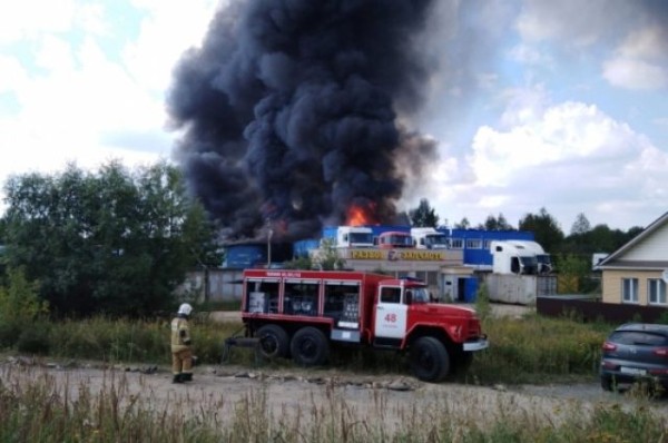 Во время пожара склада в Киндери пострадал рабочий, проводится проверка
