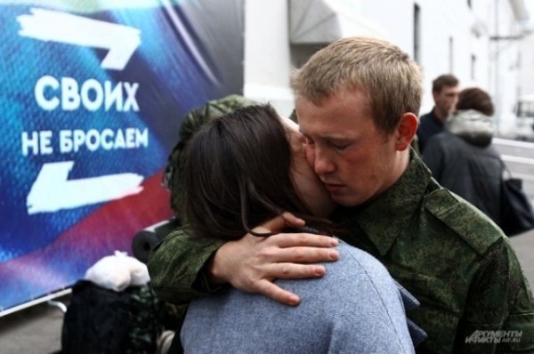 Родные и близкие провожают мобилизованных со сборного пункта Казань-Экспо