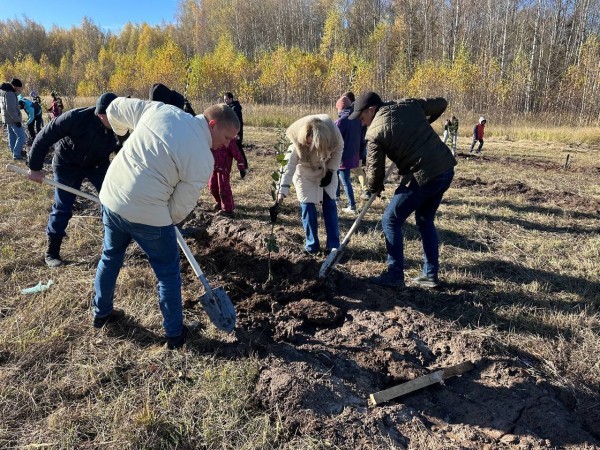 На территории коттеджного посёлка &laquo;Ханская Усадьба&raquo; прошла благотворительная акция по посадке плодовых деревьев (ФОТО)