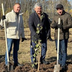 На территории коттеджного посёлка &laquo;Ханская Усадьба&raquo; прошла благотворительная акция по посадке плодовых деревьев (ФОТО)