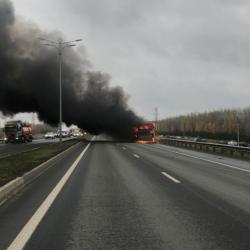 На ВИДЕО попал горящий на въезде в Казань автобус