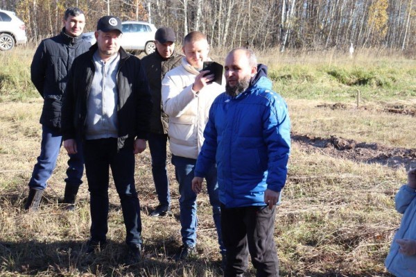 На территории коттеджного посёлка &laquo;Ханская Усадьба&raquo; прошла благотворительная акция по посадке плодовых деревьев (ФОТО)