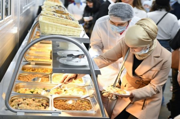 Чиновник исполкома Казани обеспокоился зарплатами школьных поваров