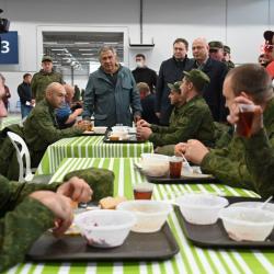 Минниханов посетил пункт сбора и встретился с мобилизованными татарстанцами