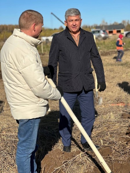 На территории коттеджного посёлка &laquo;Ханская Усадьба&raquo; прошла благотворительная акция по посадке плодовых деревьев (ФОТО)