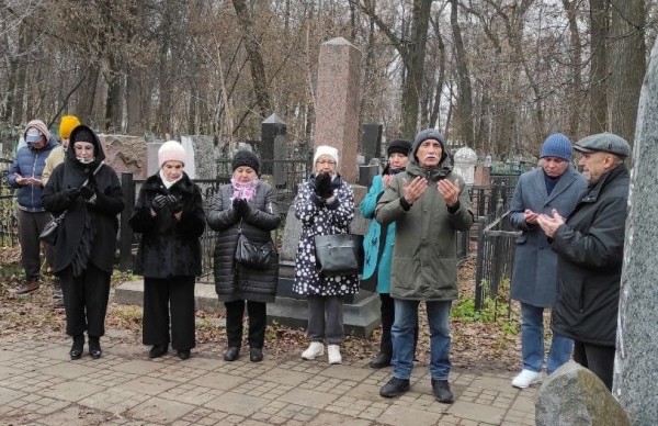 Камаловцы возложили цветы на могилу режиссера Марселя Салимжанова (ФОТО)