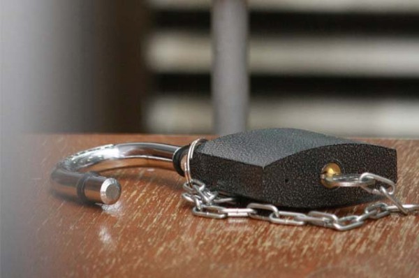 В Казани сильный ветер сорвал крышу с жилого дома на припаркованные авто