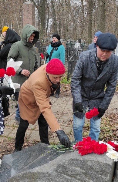 Камаловцы возложили цветы на могилу режиссера Марселя Салимжанова (ФОТО)