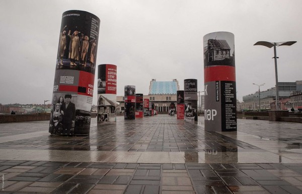 В Казани открылась выставка под открытым небом, посвященная премьерному спектаклю "Муть. Мухаджиры" (ФОТО) В Казани открылась выставка под открытым небом, посвященная премьерному спектаклю "Муть. Мухаджиры" (ФОТО)