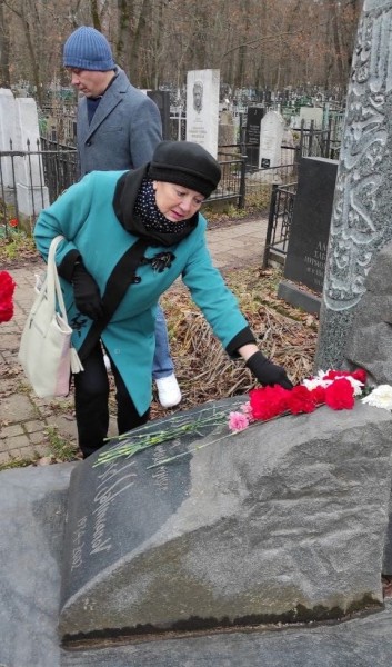 Камаловцы возложили цветы на могилу режиссера Марселя Салимжанова (ФОТО)