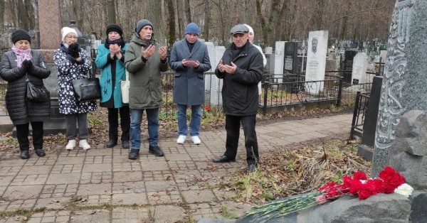 Камаловцы возложили цветы на могилу режиссера Марселя Салимжанова (ФОТО)